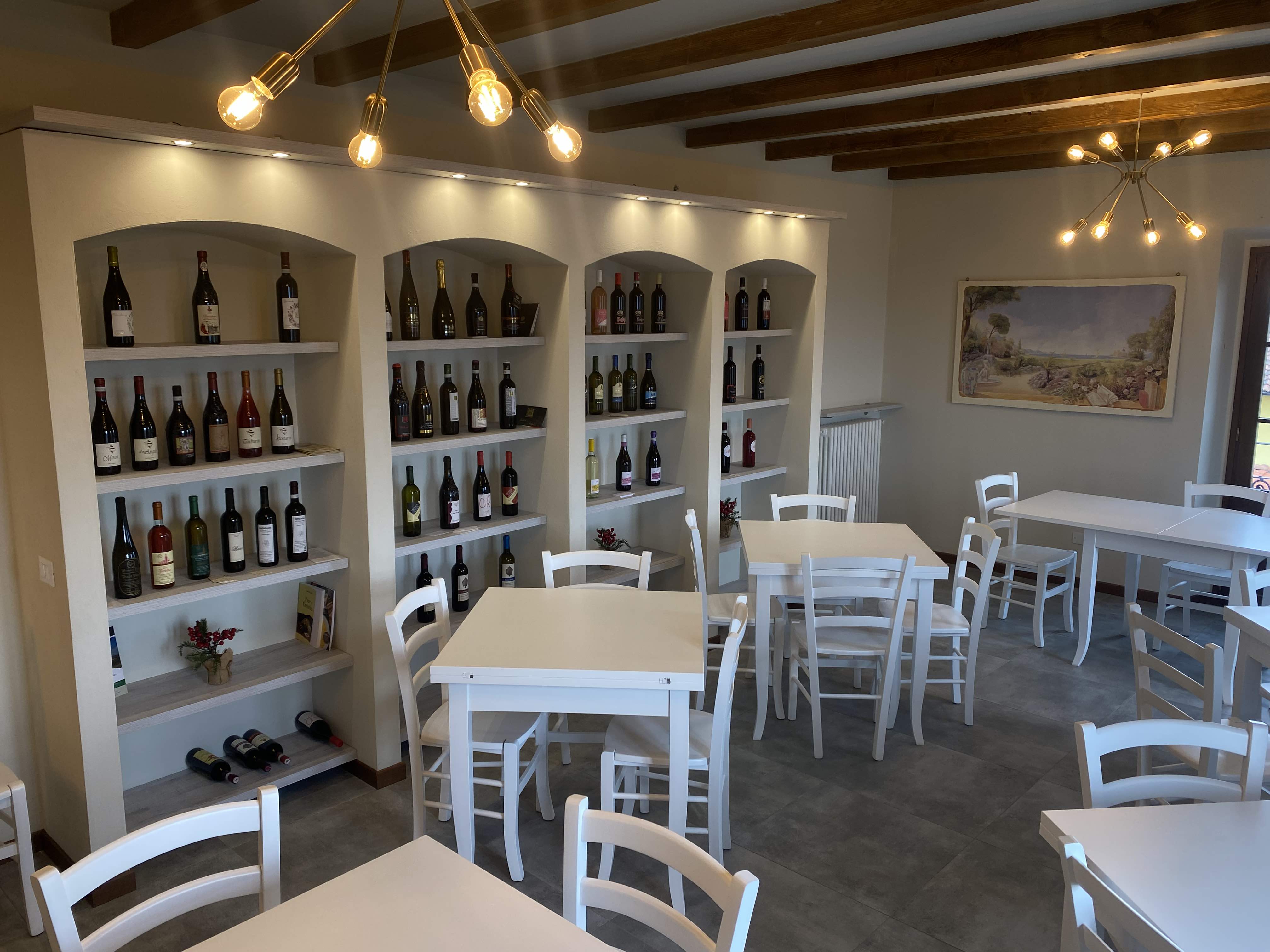 Interno enoteca comunale di castana